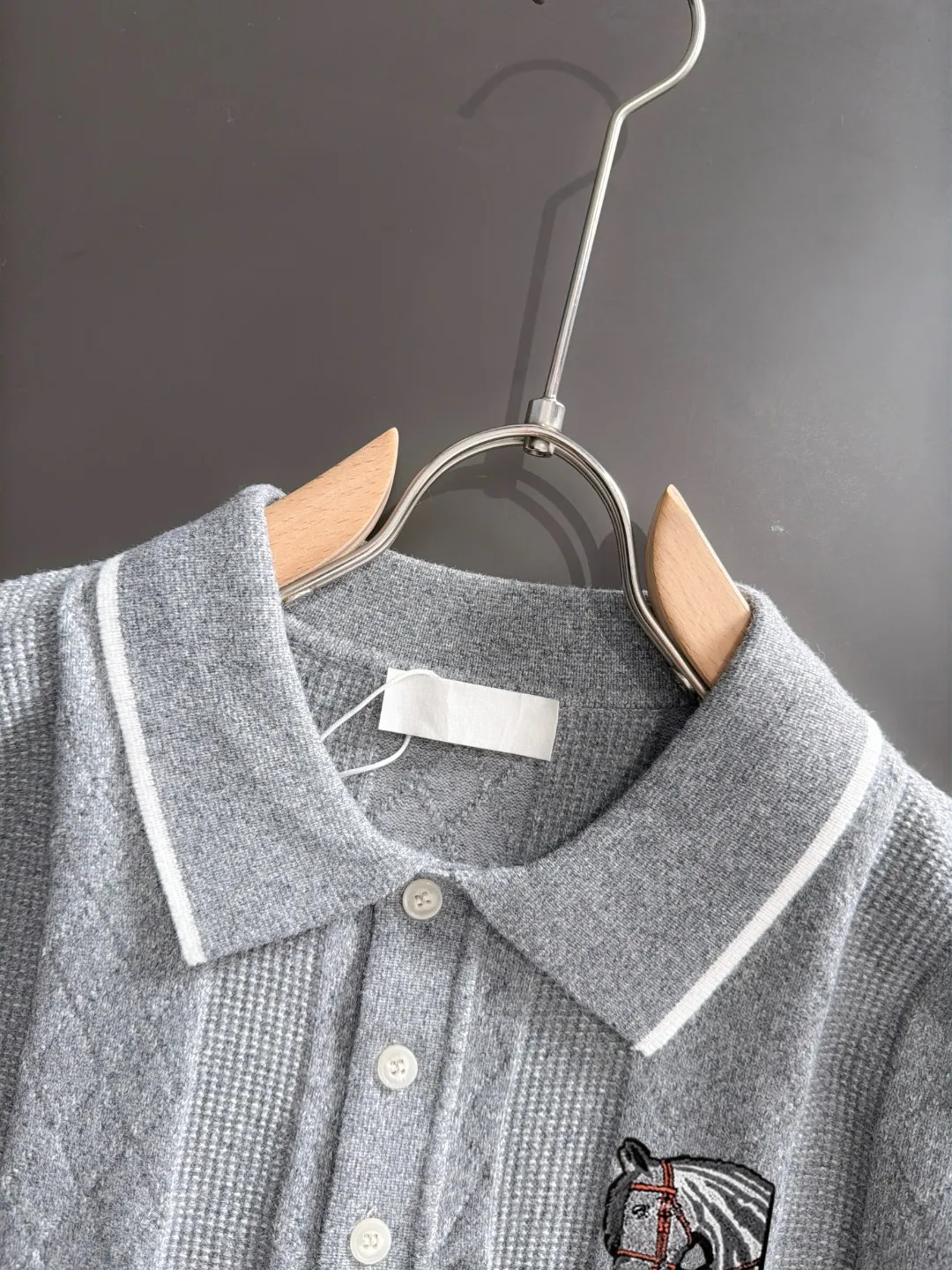 Next day shipment P195 Hermès High Quality 2026 Autumn and Winter latest sweaters from the official website, on sale at the counter at the same time Hot Sale! Specially made of wool blended fabric. It feels comfortable and can be directly in contact with the skin. The logo badge is exquisitely embroidered, which is extremely eye-catching! The details highlight the fashionable charm of big brands. Exquisite workmanship. Three-dimensional cutting style. The wearing effect is invincible and handsome! All three standards are complete! Sizes:M-3XL